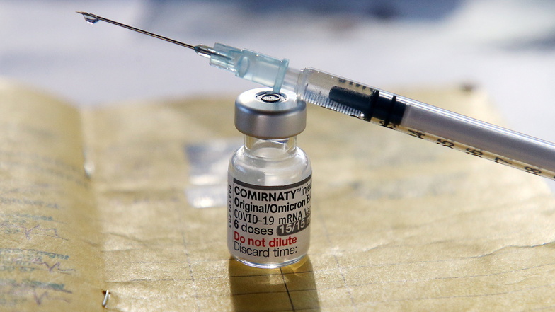 Eine Spritze mit dem neuen Corona-Booster des Unternehmens Biontech liegt in einer Arztpraxis zur Auffrischungsimpfung bereit. Der neue Impfstoff soll auch gegen die neuen Varianten ganz gut wirken.