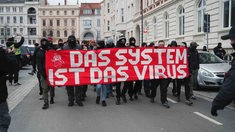 Querdenker, Impfkritiker und -gegner demonstrieren in Görlitz.