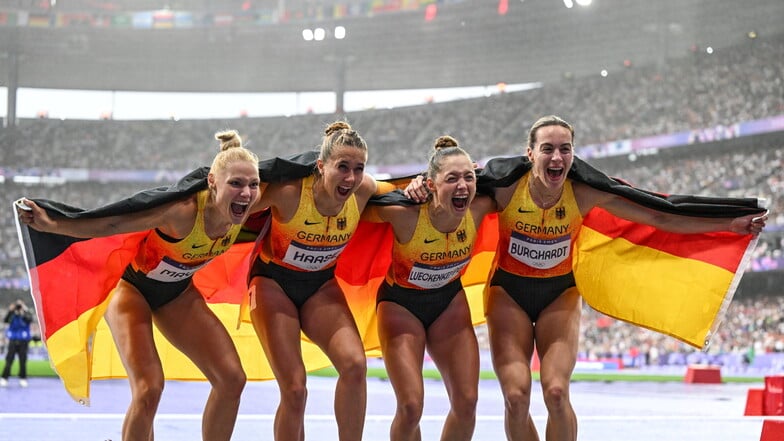 Lisa Mayer, Rebekka Haase, Gina Lückenkemper und Alexandra Burghardt (l-r) feiern nach dem Finale. Die Leichtathletinnen haben Bronze gewonnen.