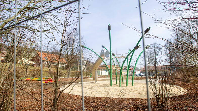 Neuer Spielplatz in Saupsdorf: Noch müssen die Kinder sich gedulden.