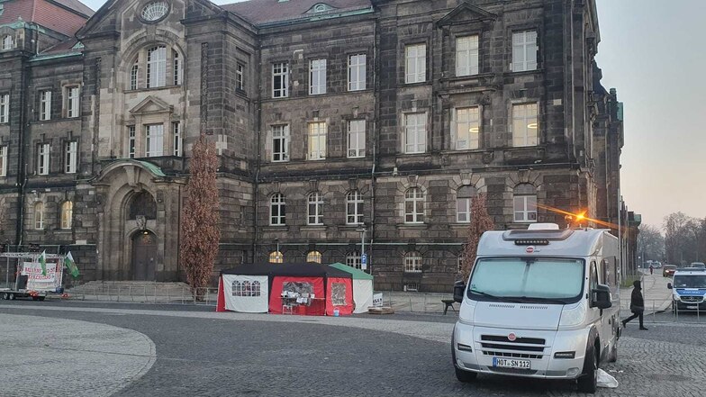 Mehrere Personen haben vor der Staatskanzlei in Dresden ein Protestcamp errichtet und blieben dort über Nacht.