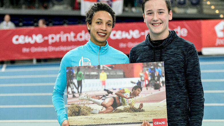 Ein unvergessliches Erlebnis hatte der 13-jährige Döbelner Nachwuchssportler Sascha Jahn. Als Sieger eines Gewinnspiels überreichte er der Weltmeisterin im Weitsprung, Malaika Mihambo, zu deren Ehrung als Sportlerin des Jahres ein XXL-Poster.