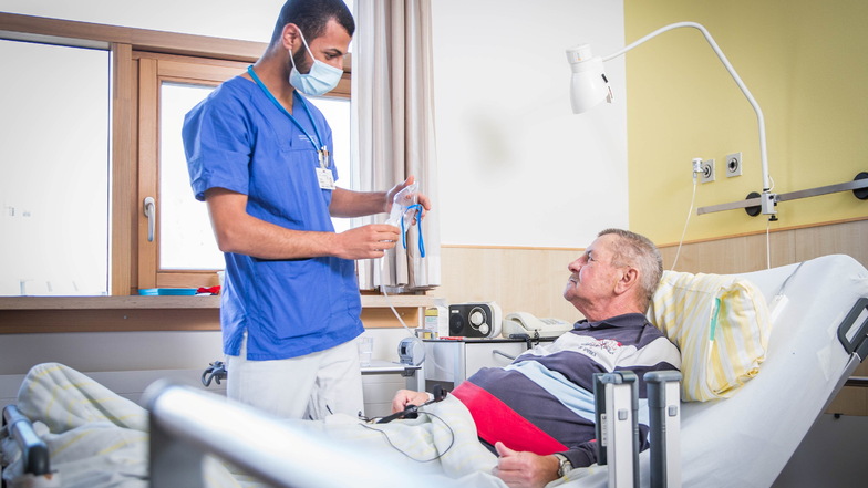 Die Arbeit als Gesundheits- und Krankenpfleger ist sehr vielschichtig. Yahya Alhukab kümmert sich um Patienten, wie beispielsweise um Ronald Kahl, übernimmt aber im Rahmen eines besonderen Projektes auch Koordinatorisches.