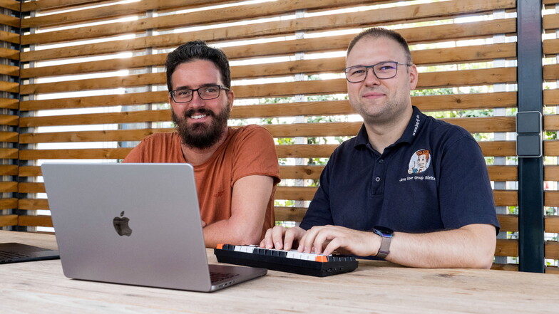 Manuel Mauky (links) und Max Wielsch sind beide Softwareentwickler bei Carl Zeiss Digital Innovation. Die ITler veranstalten nun schon ihren zweiten "Hacker-Wettbewerb".