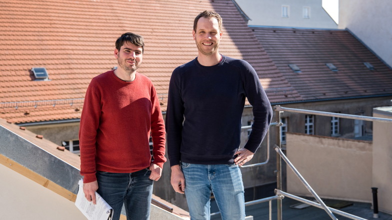 Bauherr Arndt Neubauer (rechts) und Architekt Sandro Kühn stehen auf der Terrasse einer Wohnung im Haus Obermarkt 8. All die Häuser im Hintergrund gehören auch zum Obermarkt 8.