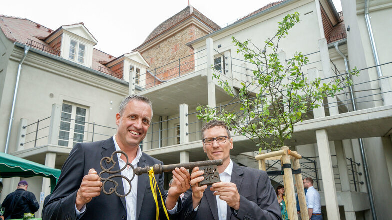 Architekt Daniel Neuer (l.) übergibt symbolisch den Schlüssel an René Rixrath, den Leiter des stationären Hospizes in Bischofswerda.