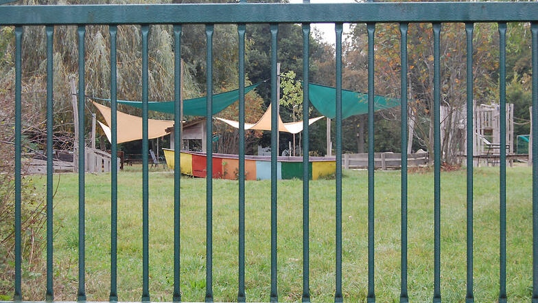 Dort, wo der Zaun des Kinderhauses am Elsterbogen verläuft, soll Baugrund für drei Einfamilienhäuser zur Verfügung gestellt werden.