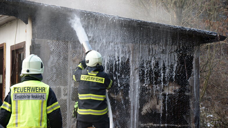 Feuerwehrleute konnten verhindern, dass auch die Laube in Flammen aufging. Jedoch wurde eine Wand stark beschädigt.