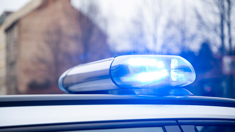 Die Polizei ermittelt gegen einen 19-jährigen Autofahrer, der am Mittwoch einen siebenjährigen Jungen in Leipzig erfasst hat.