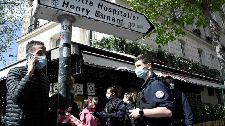 Toter nach Schüssen vor Klinik in Paris