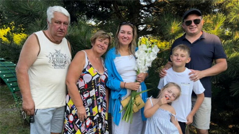 Glücklich vereint auf Zeit: Familie Martsenko mit den Großeltern Volodomyr und Zinaida, Viktorija, Diana und Jan sowie Vater Roman.