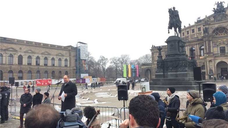 Dresdens Oberbürgermeister Dirk Hilbert (FDP) eröffnete die Installation bei der Oper