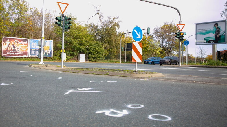 Diese Markierungen auf der Kreuzung an der Lommatzscher Straße in Riesa waren nach dem Unfall noch lange zu sehen.