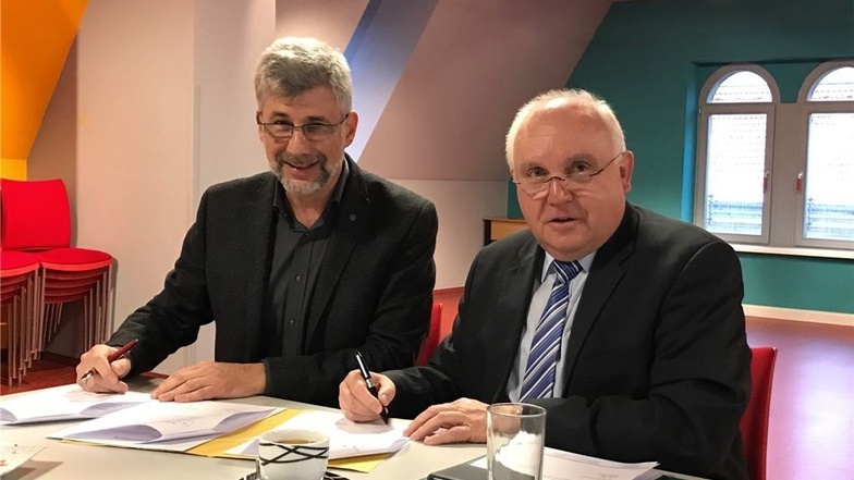 Unterzeichnet: Peter Hesse (li.) und OB Dietmar Buchholz mit dem Vertrag.