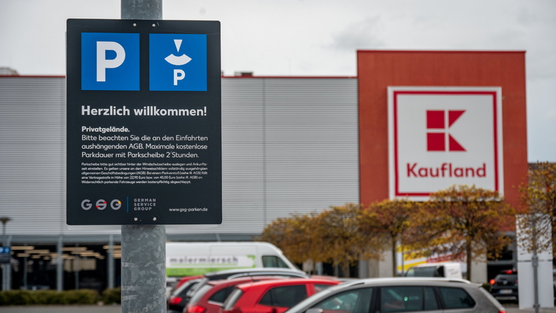 Seit Kurzem gelten neue Regeln auf dem Parkplatz bei Kaufland in Döbeln. Die Parkdauer ist auf zwei Stunden begrenzt und die Parkscheibe ist im Fahrzeug auszulegen.