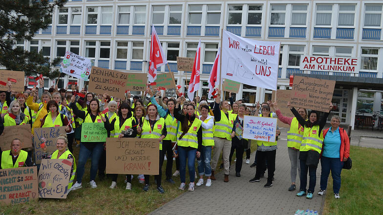 Etwa 100 Beschäftigte der Frühschicht haben sich am Streik beteiligt. Verdi-Mitglieder erhalten für diesen Tag Streikgeld.  Fotos: Sascha Klein