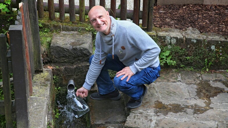 Eine der stärksten Quellen in der Sächsischen Schweiz: Robin Pietz schöpft, wie viele andere Einheimische, an der Ilmenquelle in Schmilka Wasser für den täglichen Gebrauch.