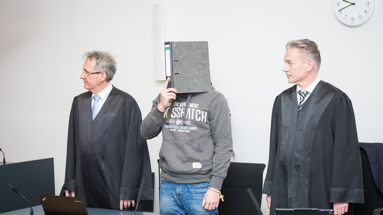 Alex H., zwischen seinen Verteidigern Michael Stephan (l.) und Martin Wissmann, verdeckt sein Gesicht. Am Donnerstag begann sein Prozess.