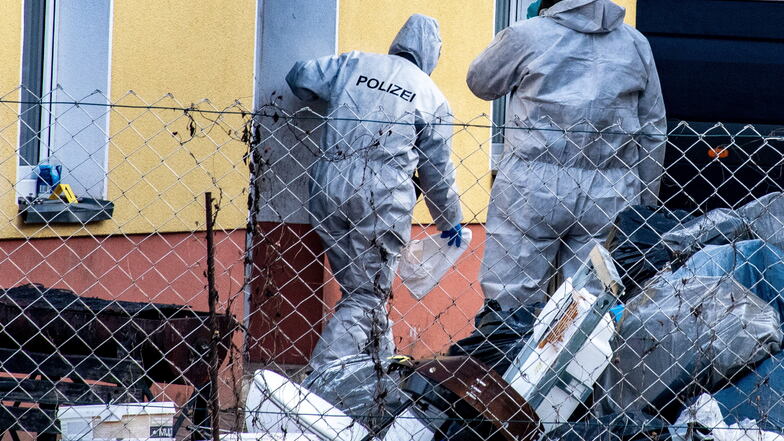 Kriminaltechniker untersuchen den Tatort, ein Haus am Schulweg in Ostrau. Hier kam in der Nacht zum Sonntag ein 21-jähriger Rumäne gewaltsam zu Tode.