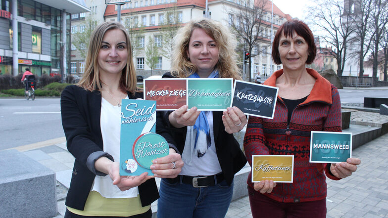 Sie plädieren für mehr Frauen in den Parlamenten: Diana Schieback, Fränzi Straßberger und Andrea Spee-Keller engagieren sich in der Bautzener Fraueninitiative und werben mit originellen Postkarten.