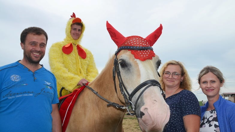 Marko Maaß (von links) zusammen mit Mitwirkenden bei den Pferdemusicals auf seinem Reiterhof in Zoblitz. Die Idee dazu hatte Andrea Wunderlich (2. v. re.).