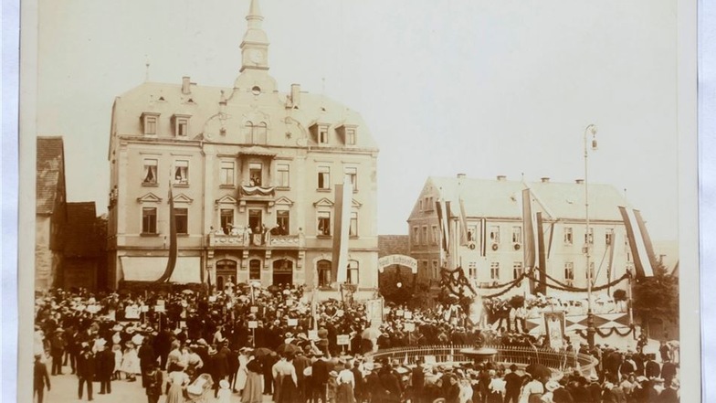 Das Bild zeigt das Rathaus am Tag der Einweihung.