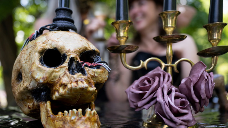 Ein stilisierter Totenschädel dient als Kerzenhalter.
