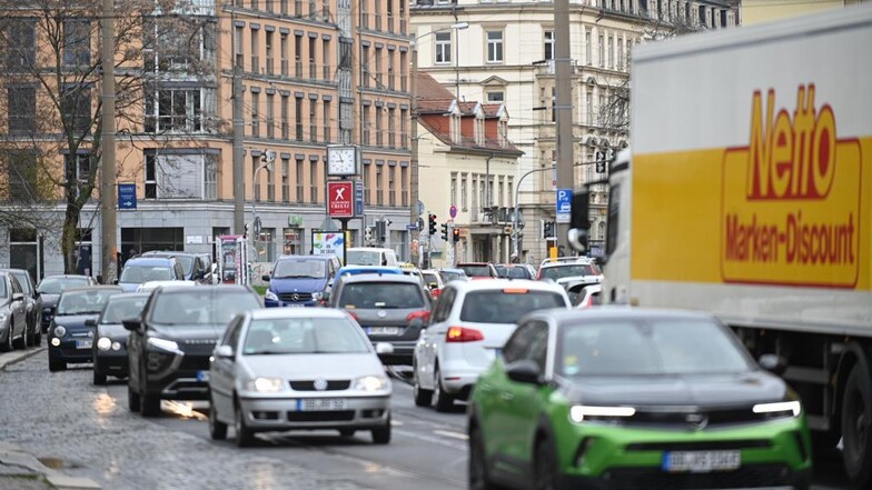 Auf der Königsbrücker Straße ist am Montagmorgen jede Menge Verkehr.