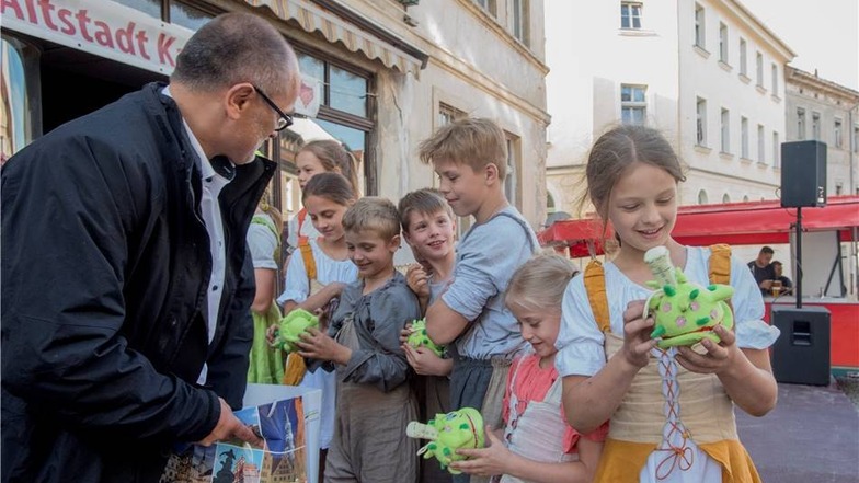 Der Bürgermeister von Kamenz übergibt den Kami an die Kinder vom   Zirkus "Montgolfiere" aus St. Petersburg.
