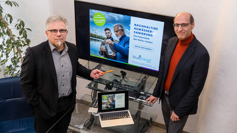 Die Geschäftsführer der Agentur "Die Partner". Von links: Lutz Kühne und Nicolas Boutin zeigen das Foto,  das mit KI erstellt wurde.