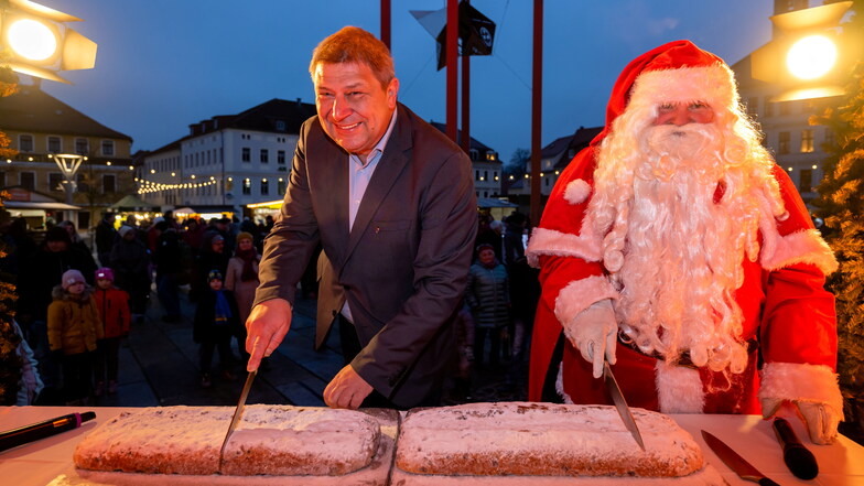 Mit dem Stollenanschnitt durch OB Holm Große und den Weihnachtsmann wurde am Freitag nach zwei Jahren Pause der Weihnachtsmarkt in Bischofswerda eröffnet.