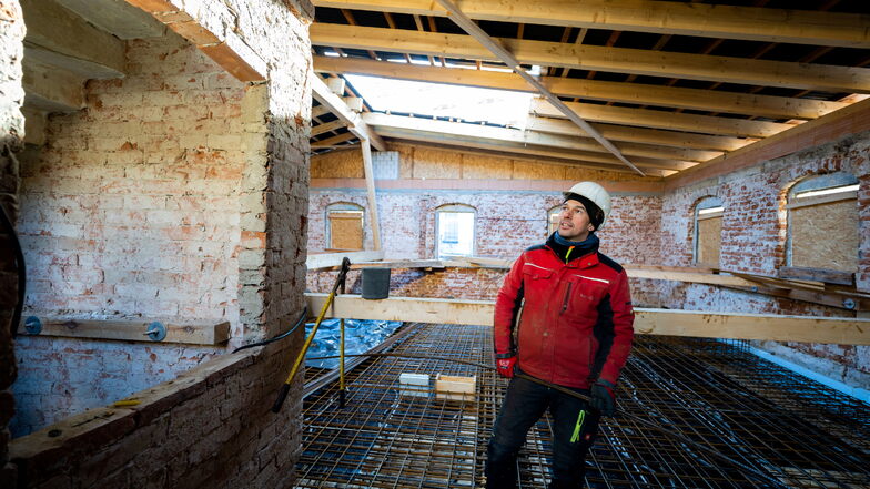 Daniel Ringel, Vorarbeiter bei Bendl HTS, verlegt Stahlmatten im ersten Obergeschoss des neuen Aparthotels in Königstein. Hier werden diese Woche rund 100 Tonen Beton verbaut.