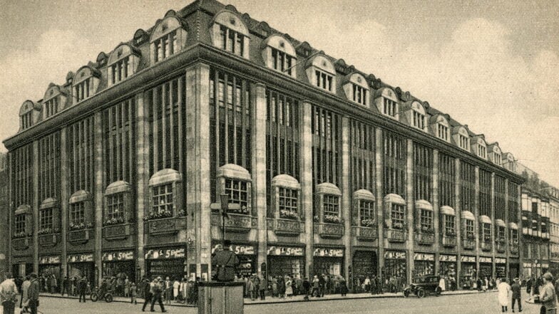 Das alte Residenzkaufhaus an der Ecke Prager Straße/Waisenhausstraße um 19.20