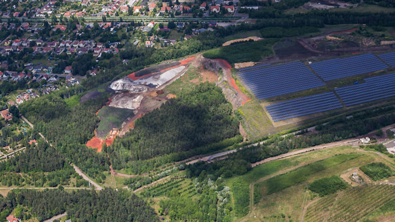 Der Solarpark auf der Rotschlammhalde soll nach links erweitert werden.