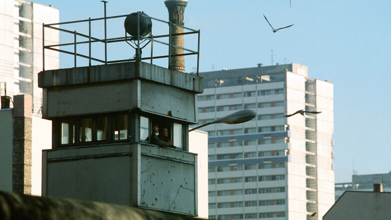 DDR-Grenzer in einem Wachturm in der Nähe des Checkpoint Charlie (1989)