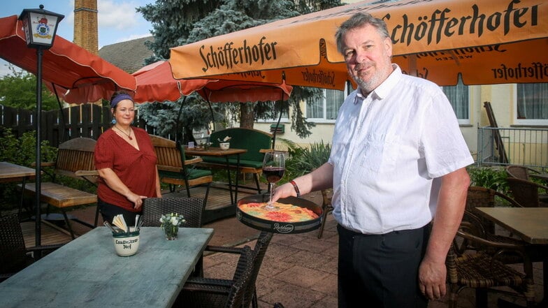 Dirk und Caroline Tröger führen den Laußnitzer Hof in Laußnitz. Seit zehn Jahren gibt es auch den Biergarten, der bei den Gästen besonders beliebt ist.
