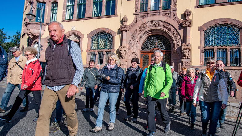 Der Waldheimer Verschönerungsverein hatte zur Herbstwanderung eingeladen. Bei Sonnenschein und niedrigen Temperaturen starteten etwa 45 Wanderfreunde am Waldheimer Rathaus ihre Tour. Es gab viel Wissenswertes zu erfahren und zu entdecken.