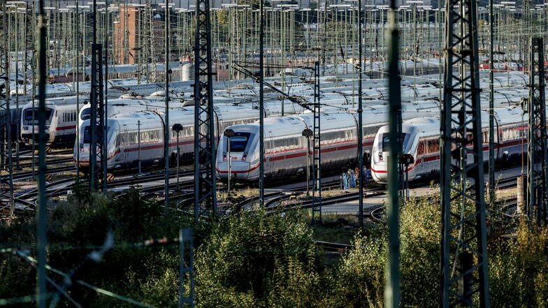 ICE-Züge der Deutschen Bahn stehen während der Störung am Samstag im Betriebswerk Stellingen in Hamburg auf den Gleisen.