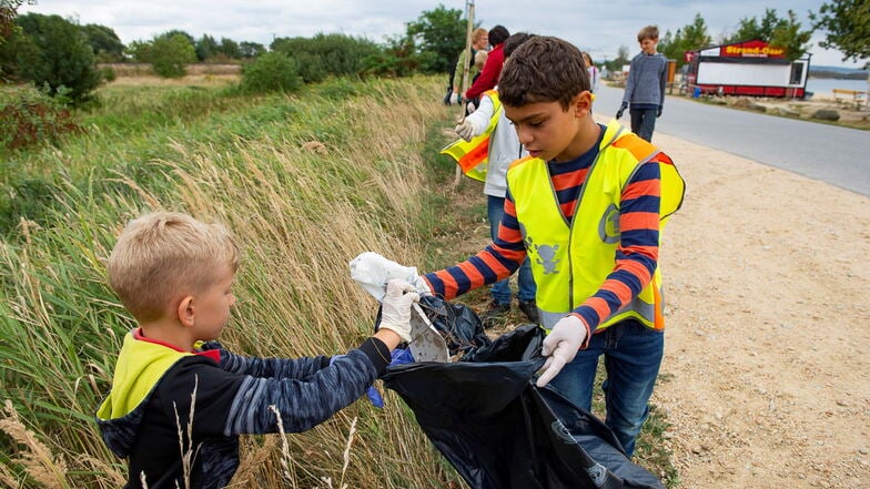 Müll am Nordstrand des Berzdorfer Sees bei Görlitz haben diese Schüler der Regenbogengrundschule 2018 gesammelt.