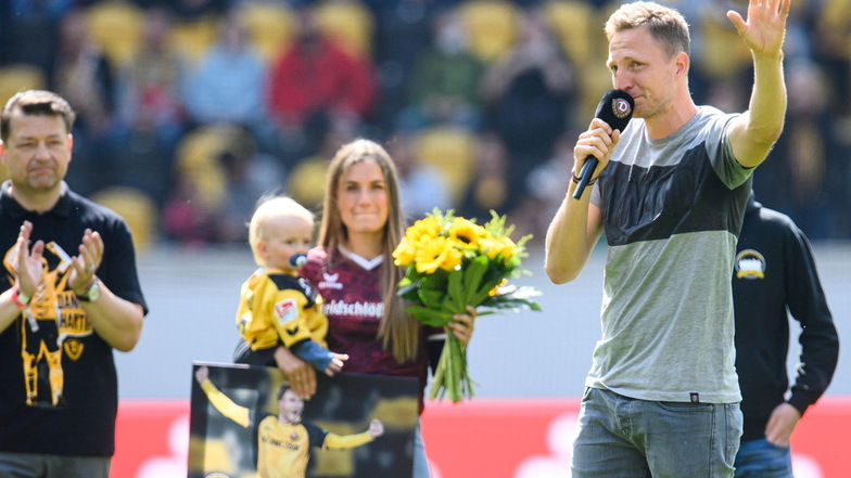 Noch einmal spricht Marco Hartmann zu den Dynamo-Fans, kämpft dabei mit den Tränen: Es ist ein sehr emotionaler Abschied des Ex-Kapitäns, seine Frau Julia und Sohn Mats sind auf dem Rasen dabei.