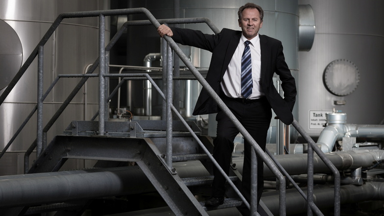 Kehrtwende am Tank: Elaskon-Geschäftsführer Karl Schwald in Dresden ist in seinem Betrieb von Öl auf Gas und jetzt wieder auf Öl umgestiegen.