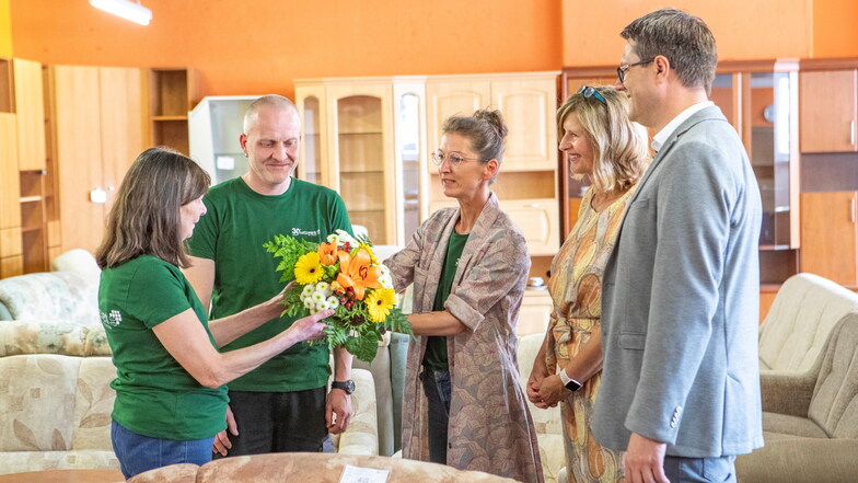 Geschäftsführerin Anne Katrin Koch (2.v. r.) und Anja Hüter überreichen bei Möbelwert in Döbeln den Mitarbeitern Marina Bischoff und Renè Huth Blumen. Zu Gast ist Oberbürgermeister Sven Liebhauser (rechts).