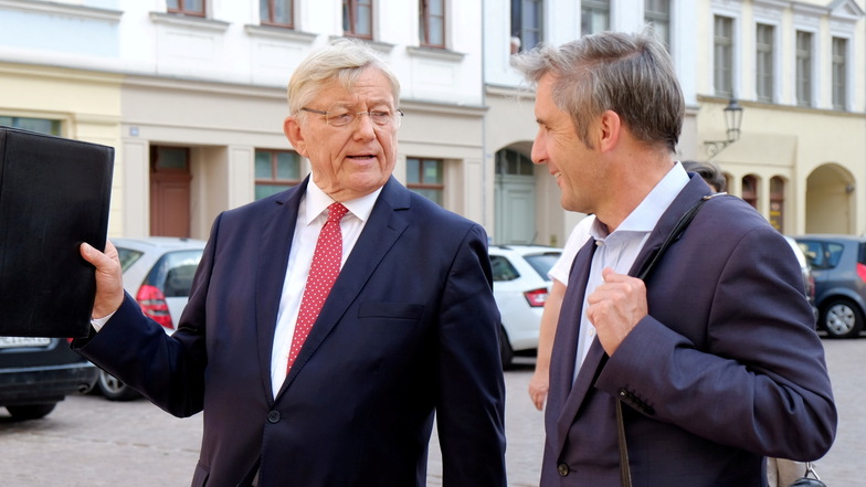Der ehemalige Dresdener Oberbürgermeister Wolfgang Berghofer (l.) – hier im Gespräch mit dem sächsischen SPD-Politiker Frank Richter – stellt am 25. Mai in Kamenz sein neues Buch „Zwischen Wut und Verzweiflung“ vor.