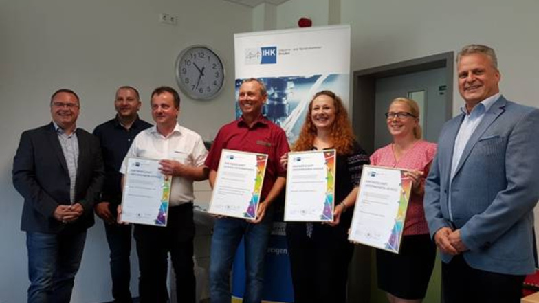 Vertreter der neuen Partnerbetriebe, Neukirchs Bürgermeister , der Leiter der Oberschule und die Praxisberaterin besiegelten die Zusammenarbeit.
