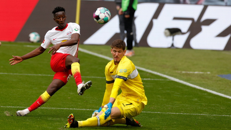 Leipzigs Mittelfeldspieler Amadou Haidara erzielt gegen Stuttgarts Torwart Gregor Kobel das Tor zum 1:0.