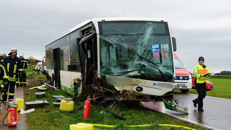 Bei einem Unfall eines Schulbusses bei Bad Waldsee in Baden-Württemberg sind zehn Menschen verletzt worden, davon drei Personen schwer.