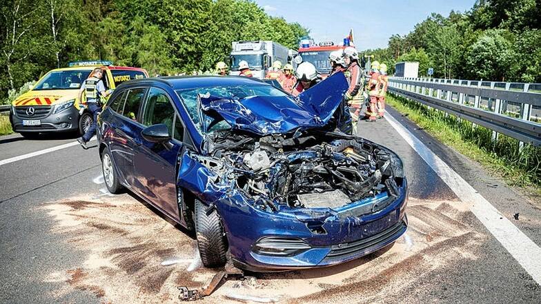 Bei einem missglückten Überholmanöver auf der A4 zwischen Ohorn und Pulsnitz wurde am Dienstag dieses Auto stark beschädigt. Zwei Insassen erlitten Verletzungen.