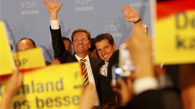 Guido Westerwelle und sein Lebensgefährte Michael Mronz beim Wahlabend der FDP am 27. September 2009 in Berlin.