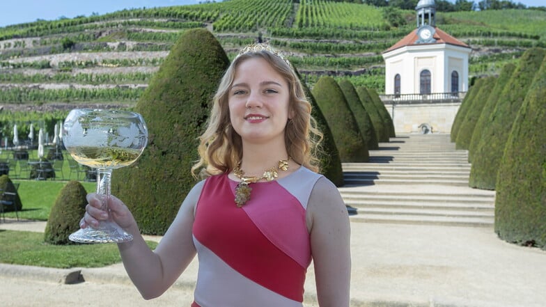 Für den Bewerbungsfilm zur Wahl der Deutschen Weinkönigin posierte Alona Chesnok mit einem großen Glas auf Schloss Wackerbarth.