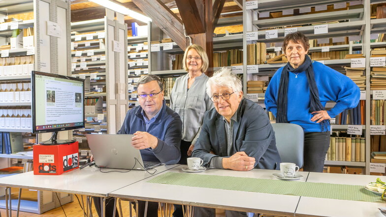 Andreas Wagner (links) und seine Gabriele Mayer (hinter ihm) zeigen Bernd Pawlowski und Hansi-Christiane Merkel vom Förderverein den Inhalt der Wikipedia-Seite über die Peter-Sodann-Bibliothek.